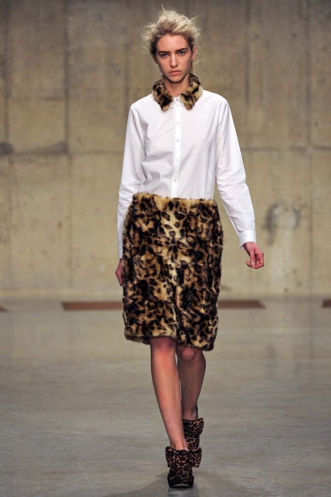 Look 23 of 37