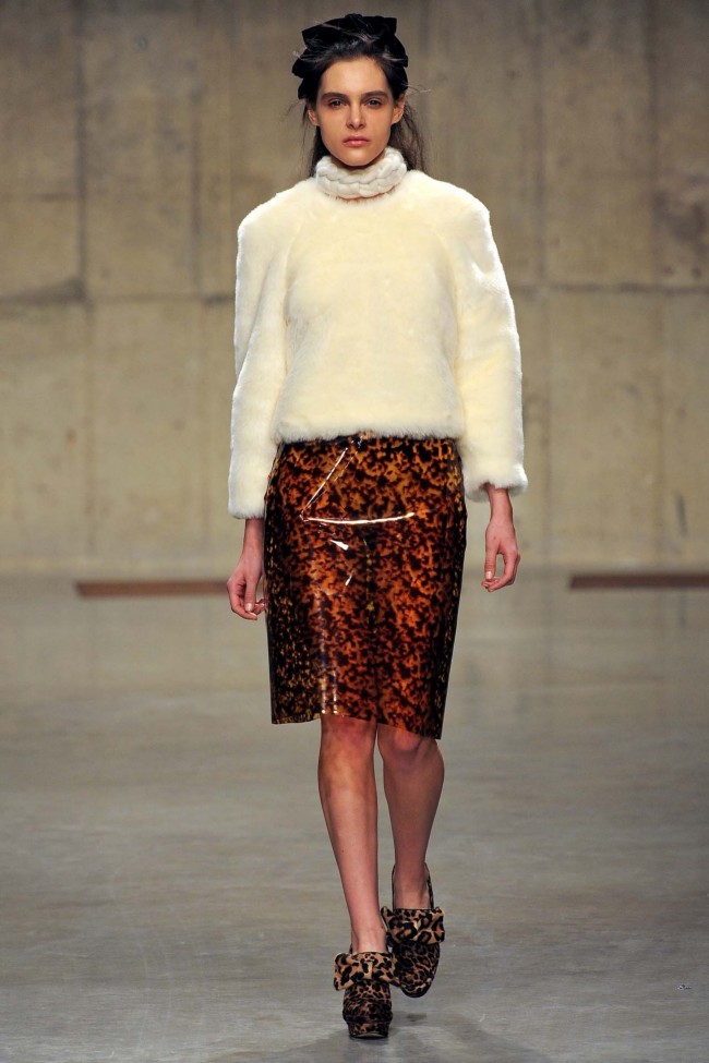 Look 24 of 37
