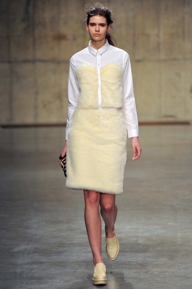 Look 25 of 37