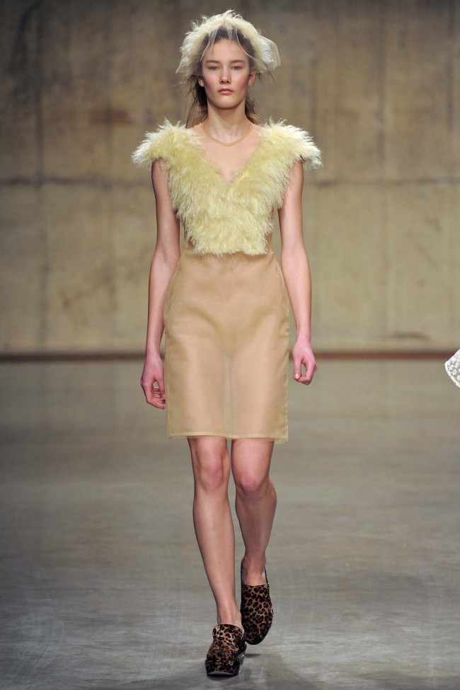 Look 28 of 37