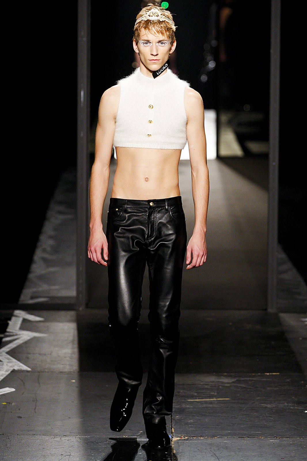 Look 21 of 30