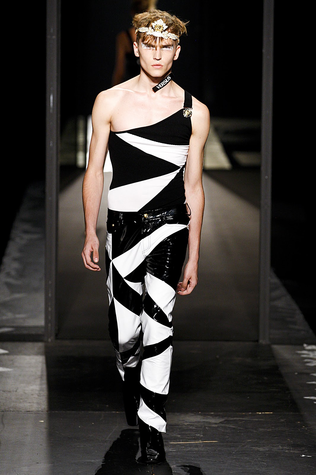 Look 23 of 30