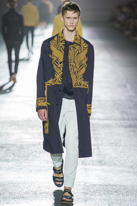 Look 16 of 48
