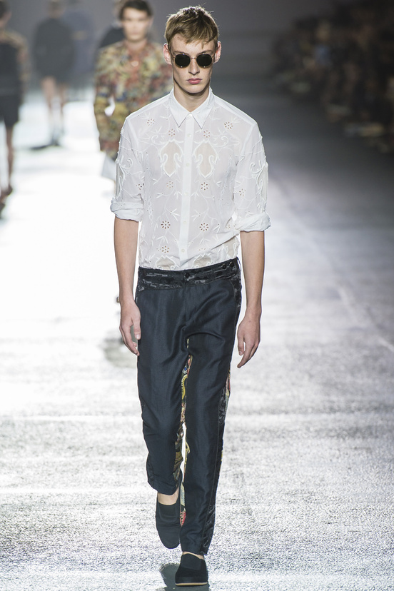 Look 25 of 48