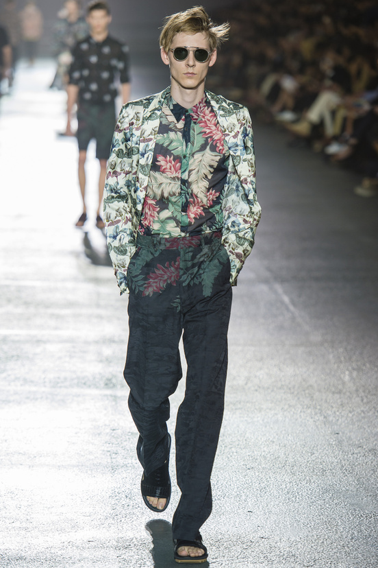 Look 39 of 48