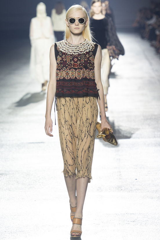 Look 10 of 50