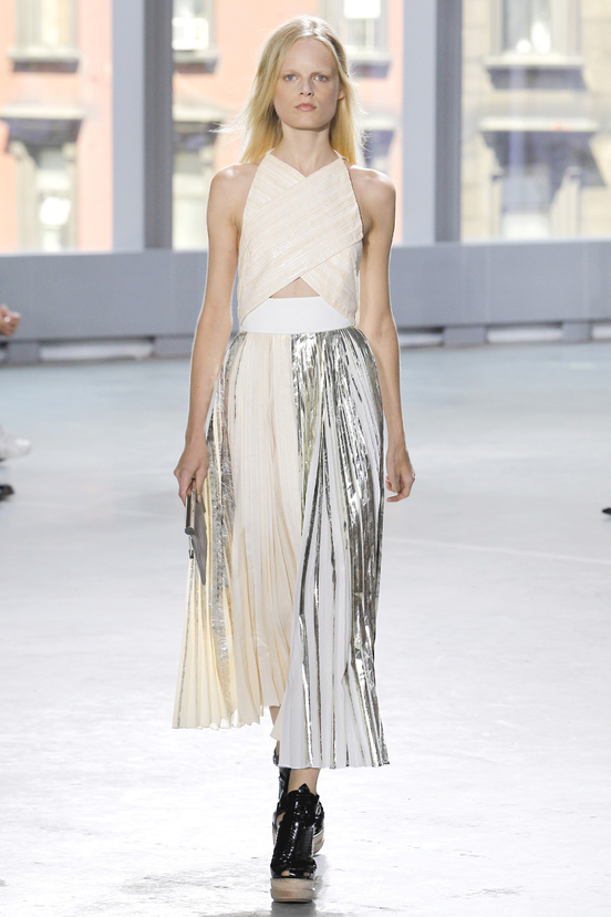 Look 21 of 33