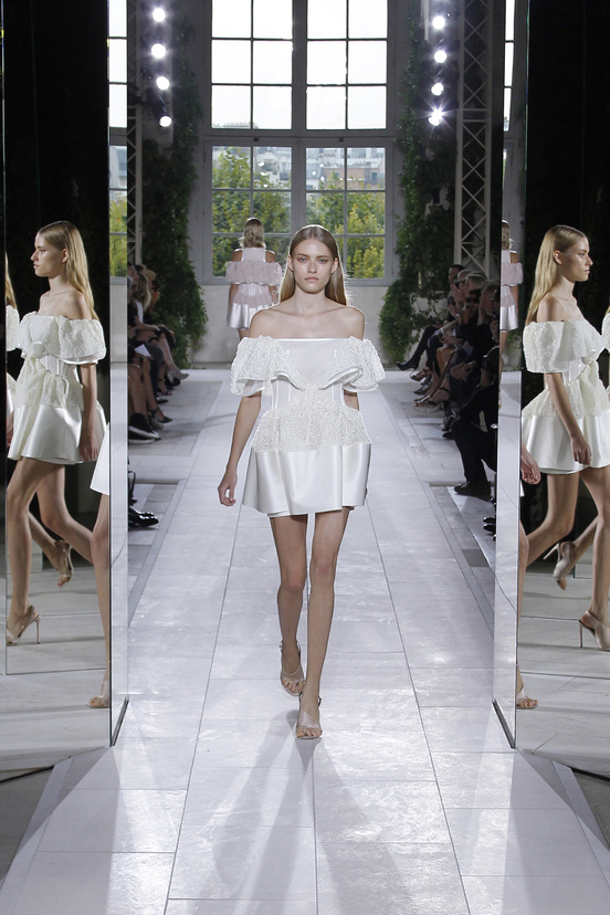 Look 25 of 39