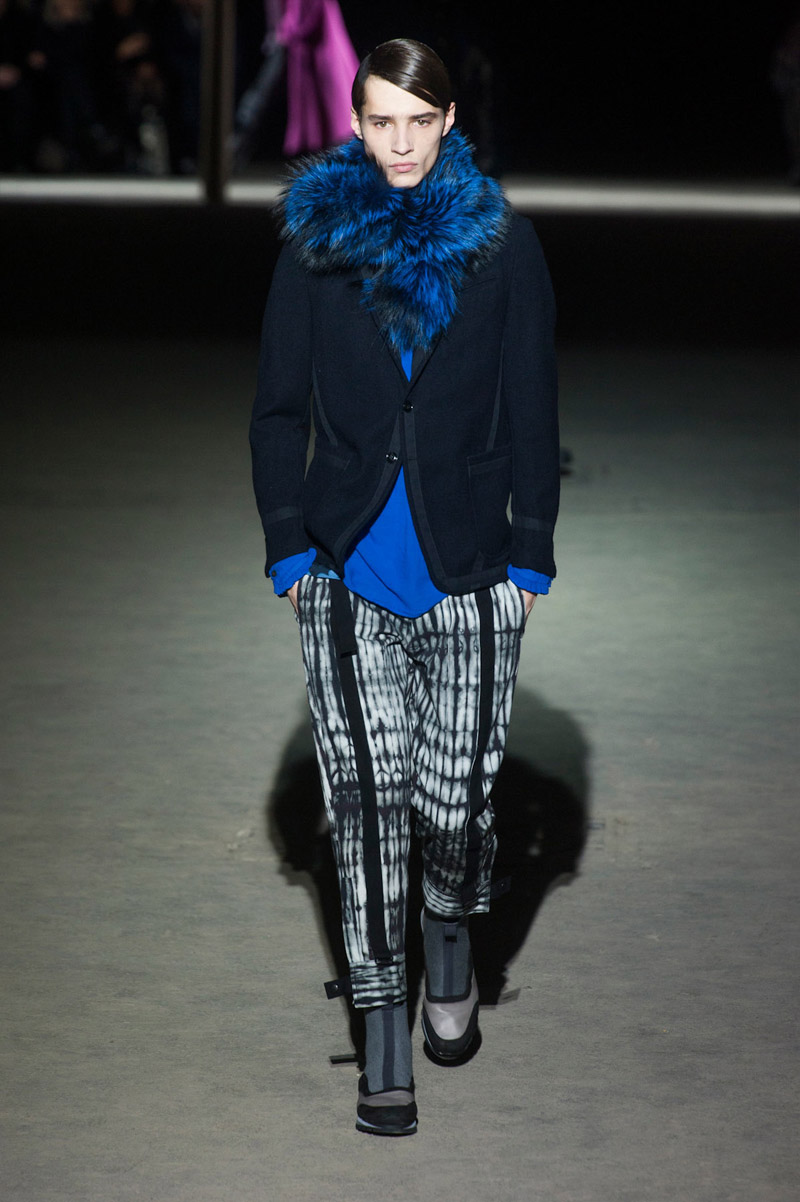 Look 15 of 44