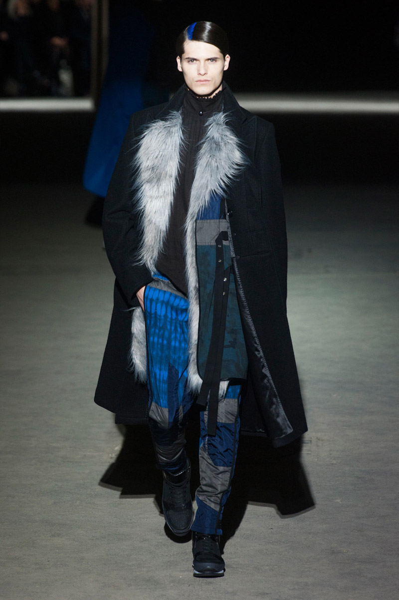 Look 21 of 44