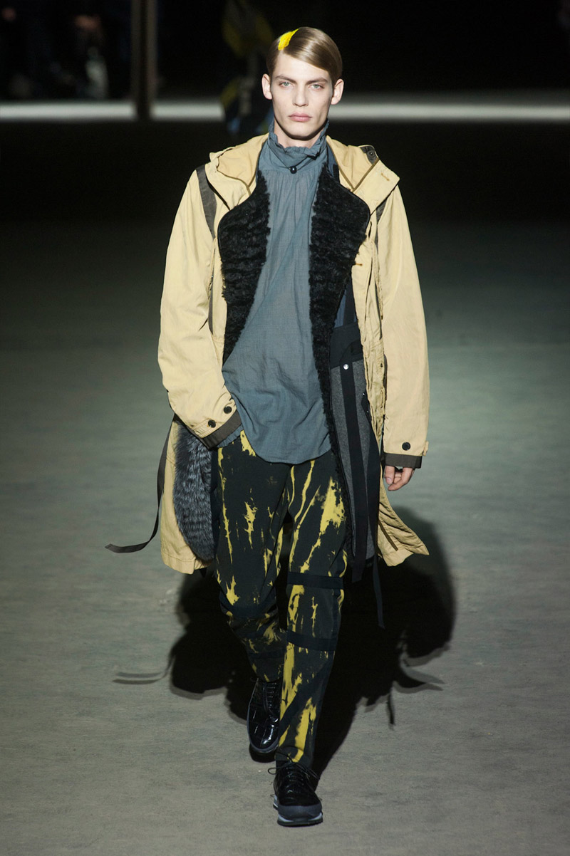 Look 23 of 44