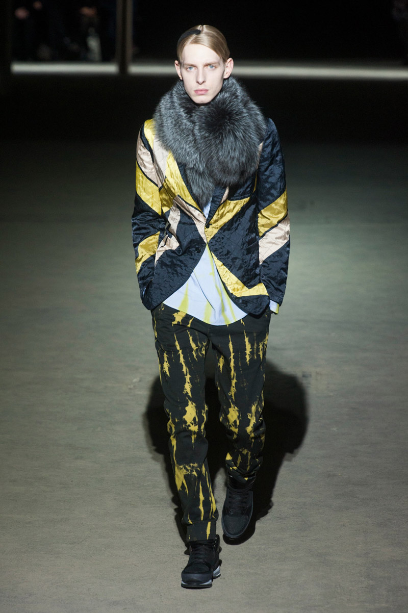 Look 24 of 44