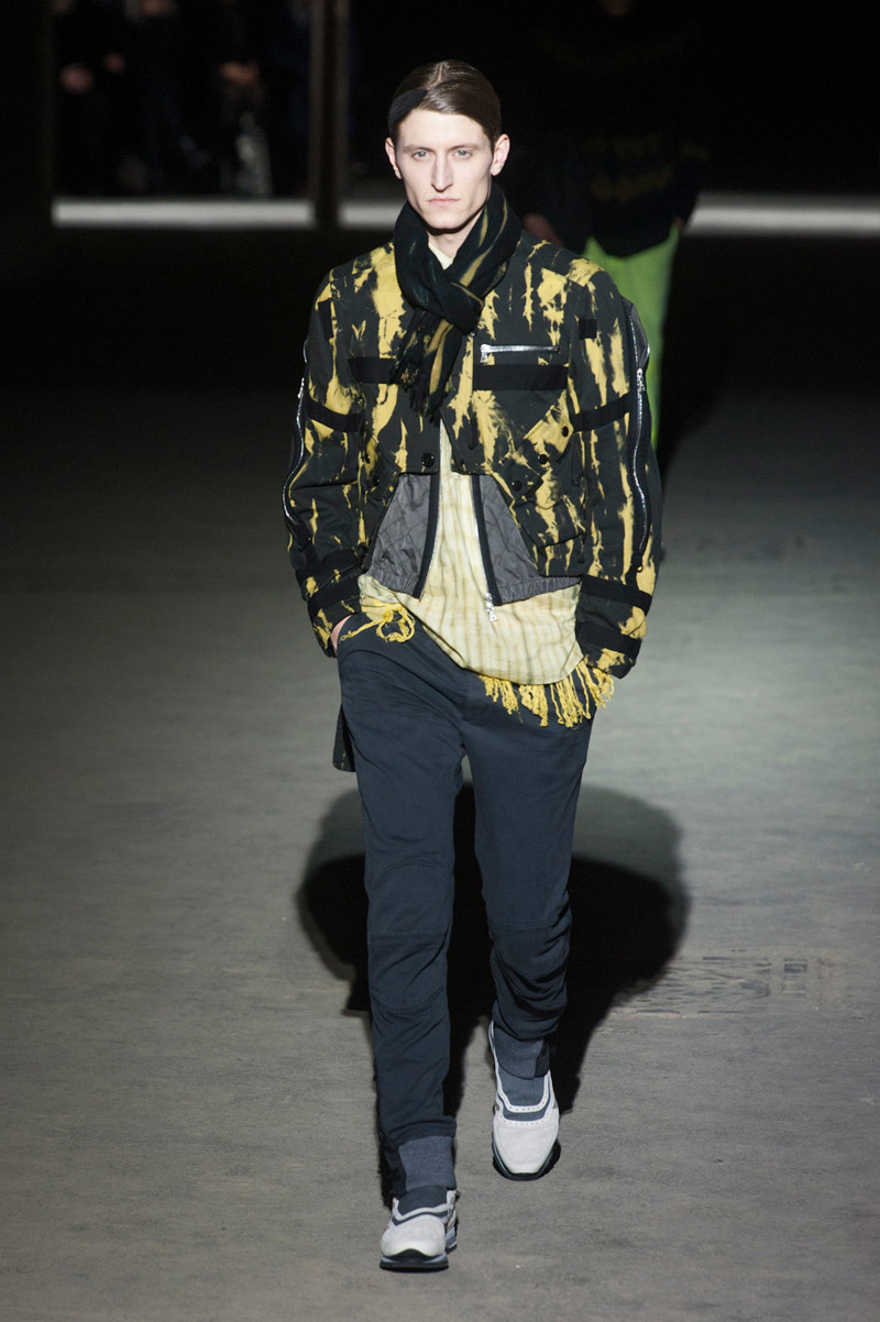 Look 25 of 44