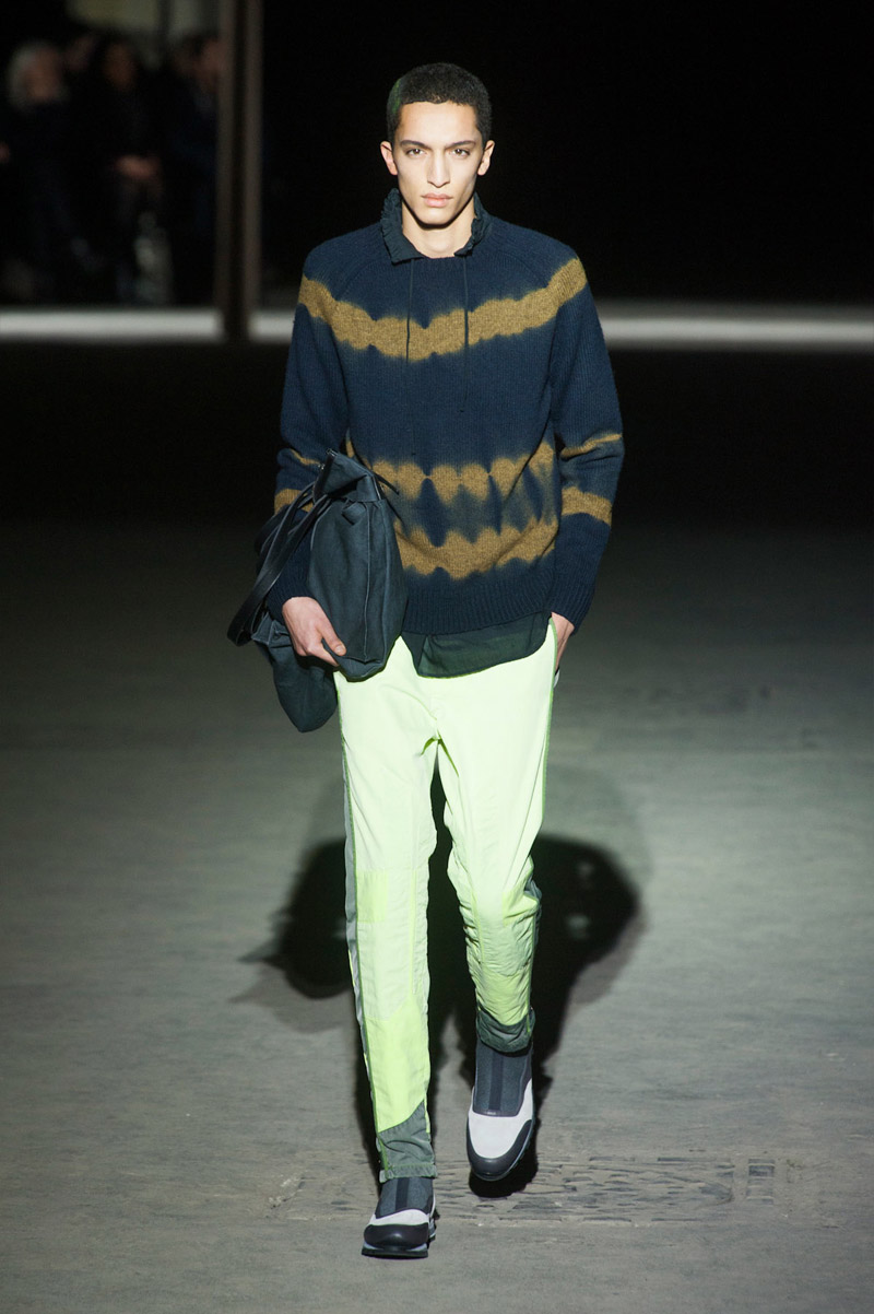 Look 26 of 44