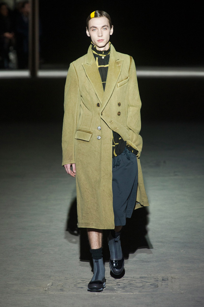 Look 27 of 44