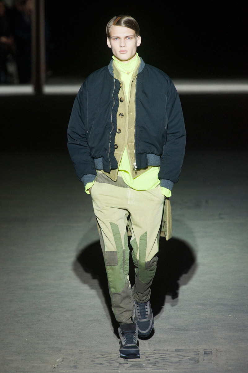 Look 28 of 44