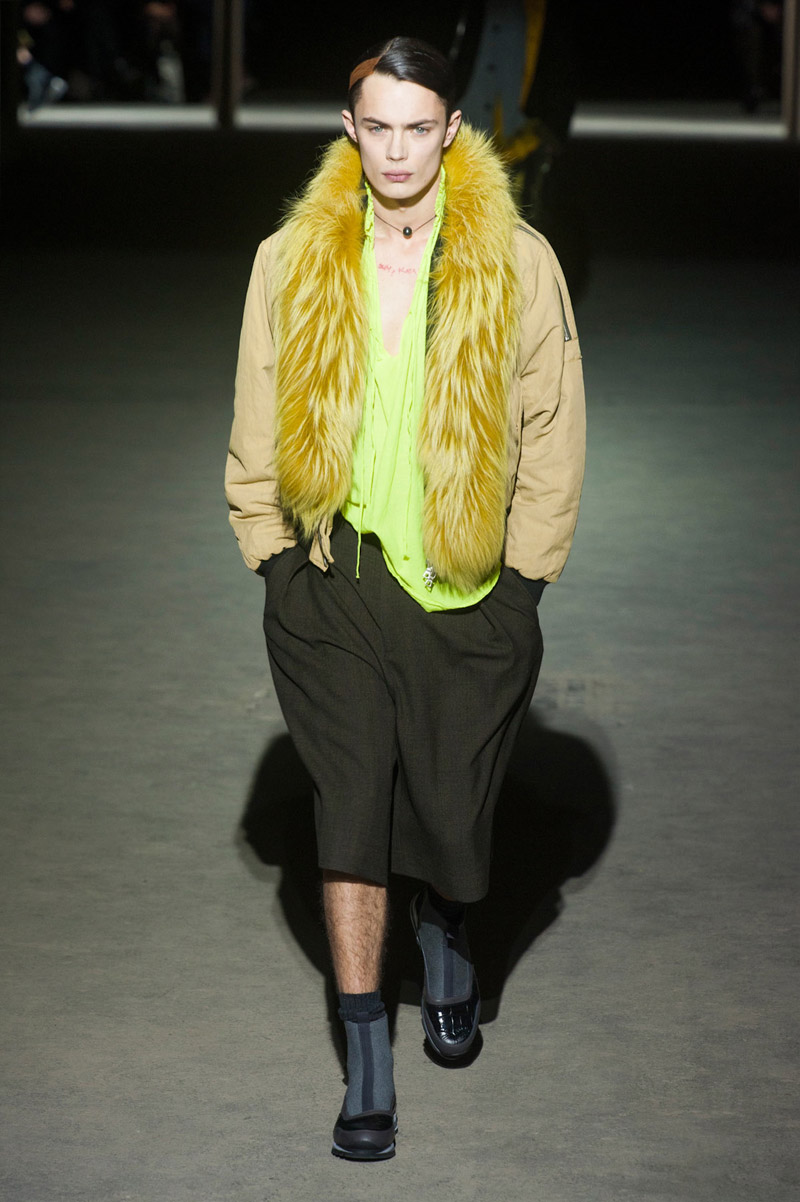 Look 31 of 44