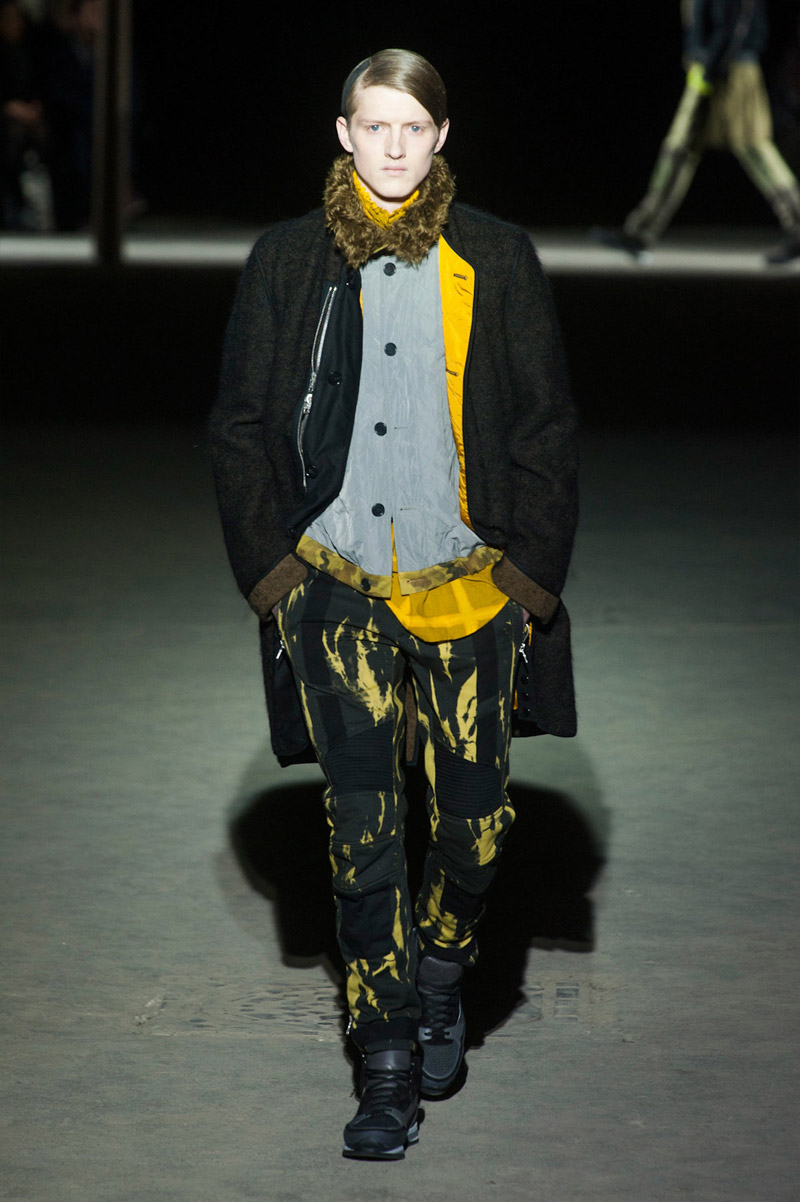 Look 32 of 44