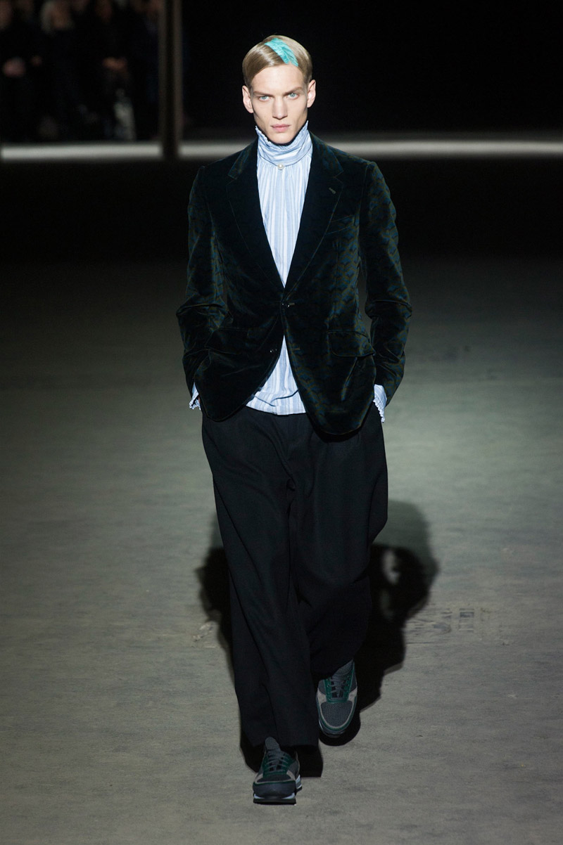 Look 38 of 44