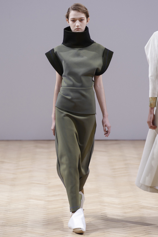Look 4 of 33