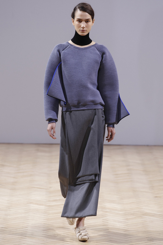 Look 16 of 33