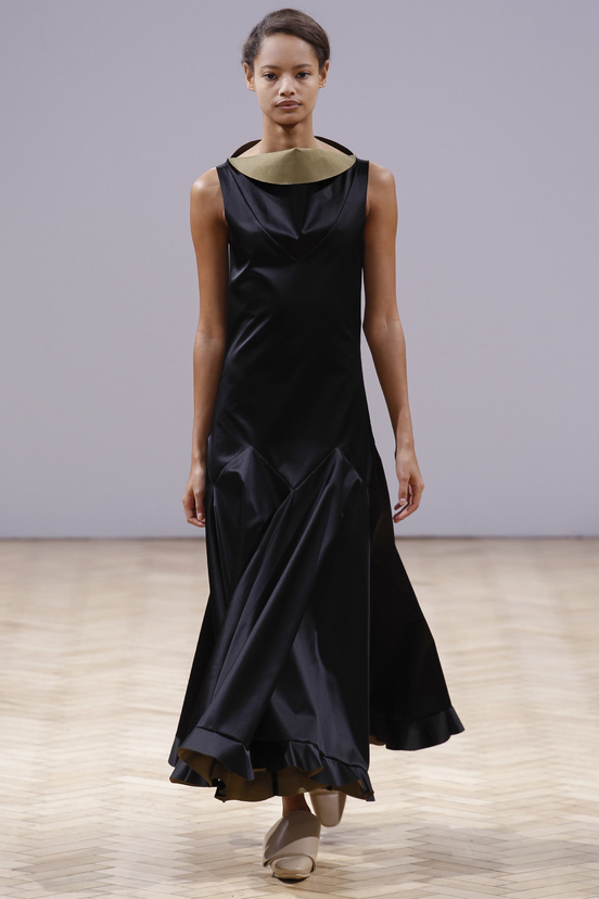 Look 19 of 33