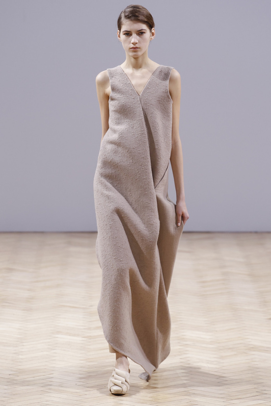 Look 24 of 33