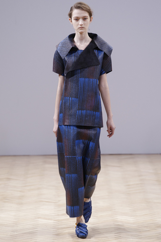 Look 25 of 33