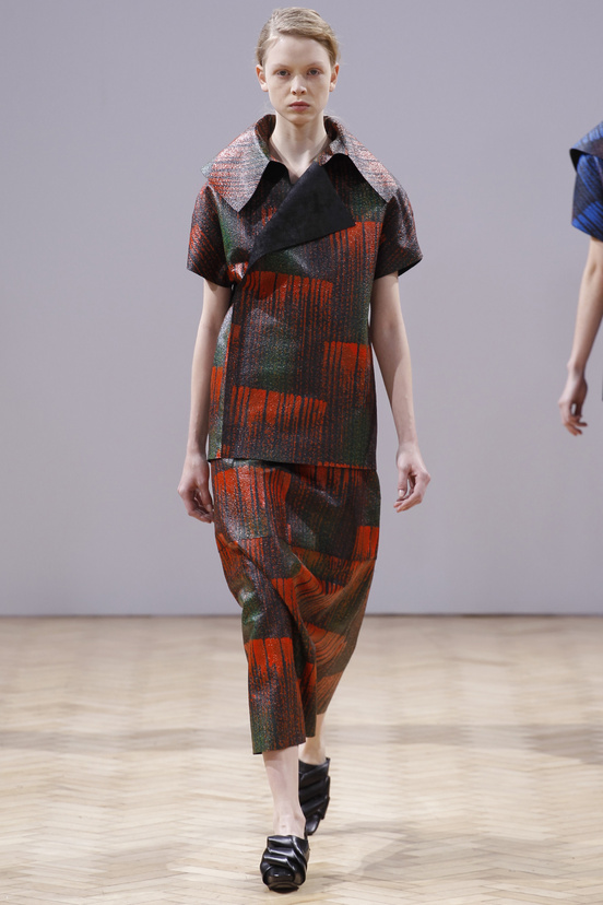 Look 27 of 33