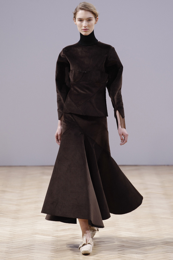 Look 28 of 33