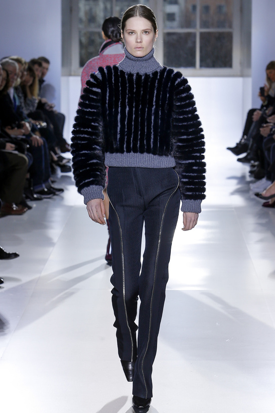 Look 16 of 32