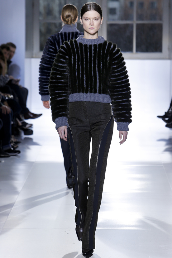 Look 17 of 32