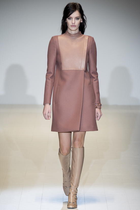 Look 19 of 38