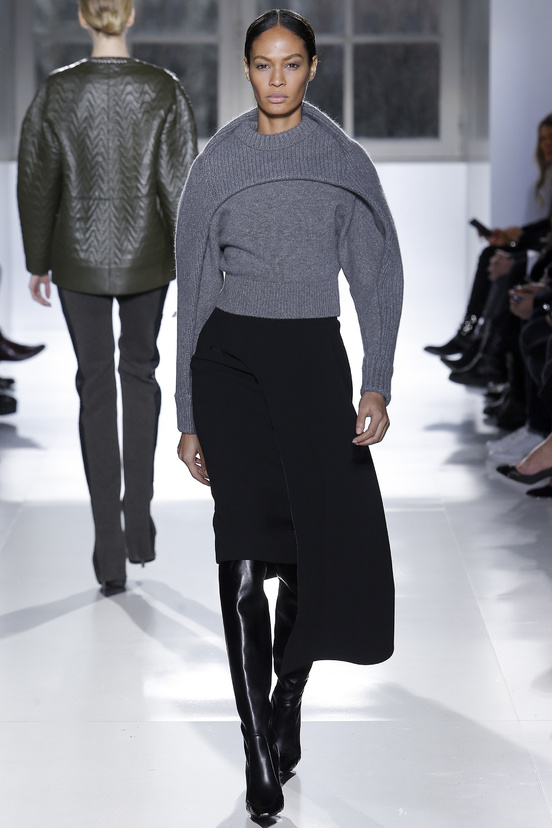 Look 23 of 32