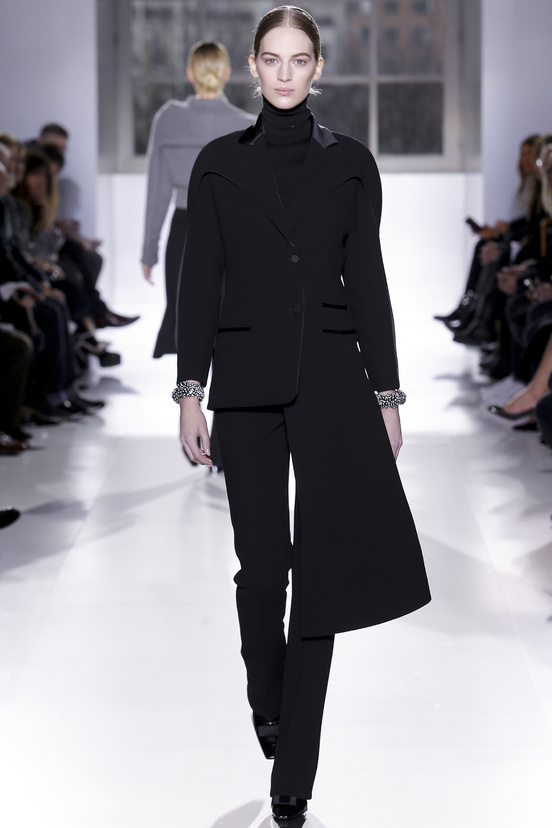 Look 25 of 32