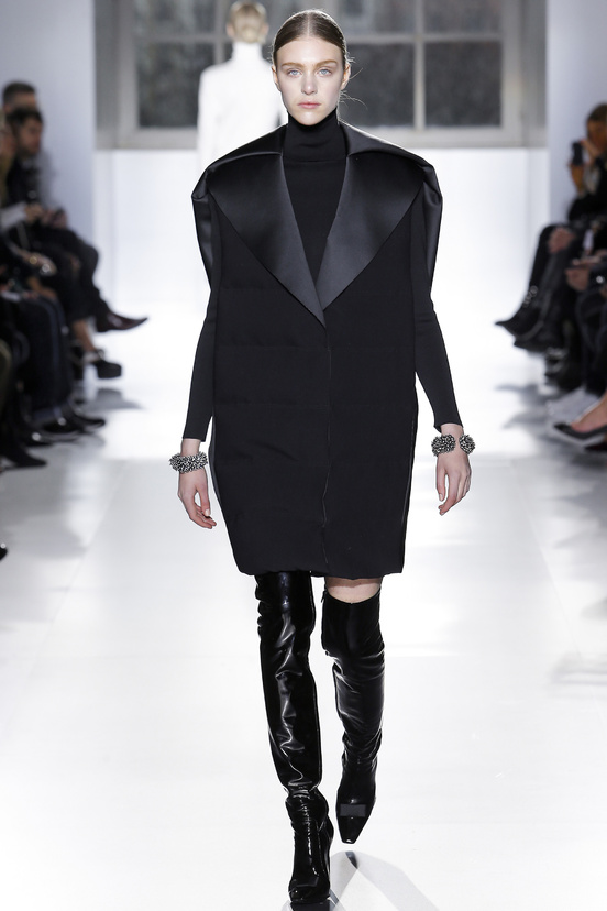Look 27 of 32