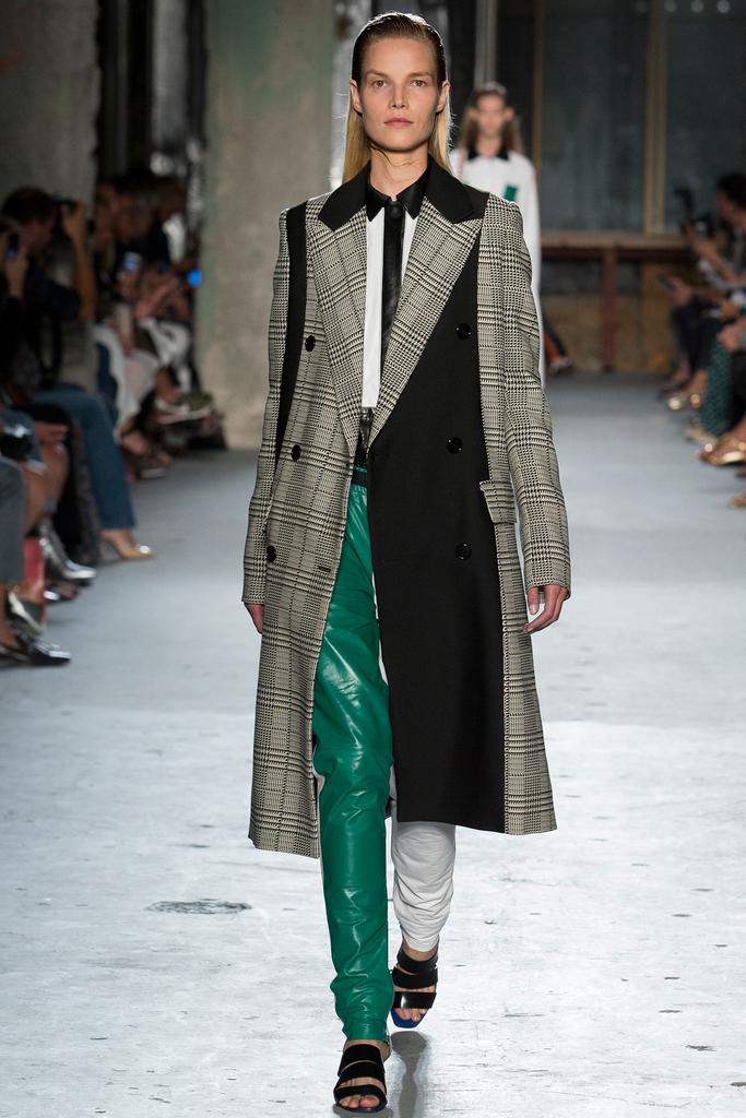 Look 14 of 39