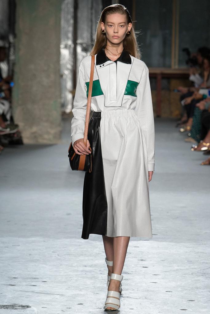 Look 15 of 39