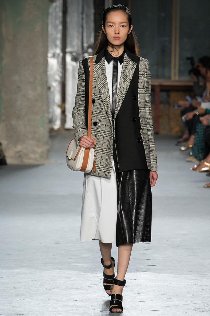 Look 16 of 39