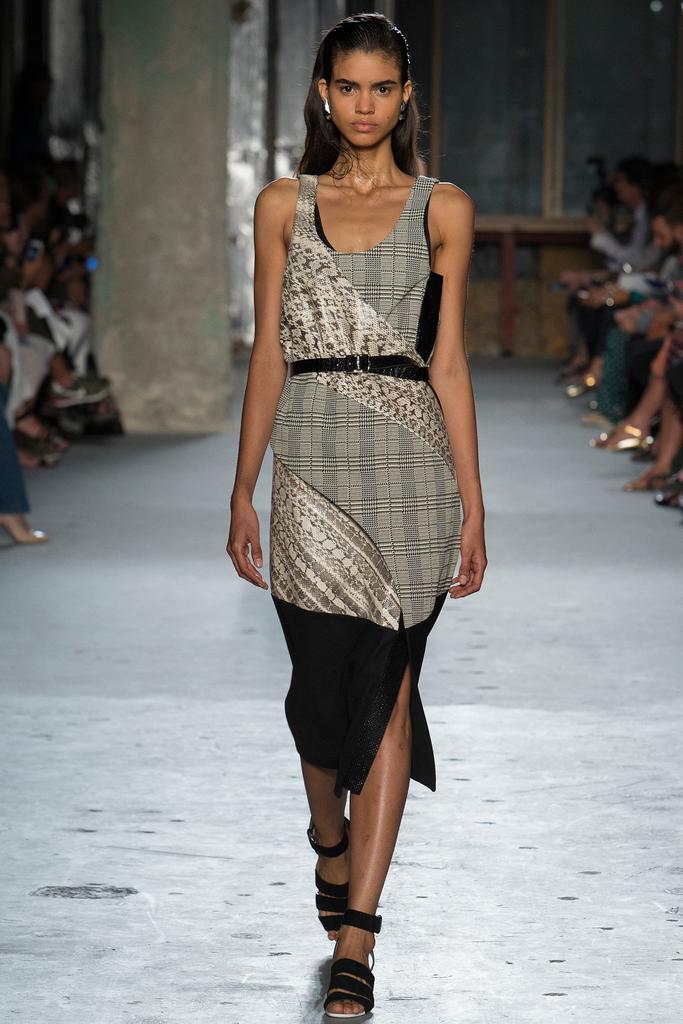 Look 17 of 39