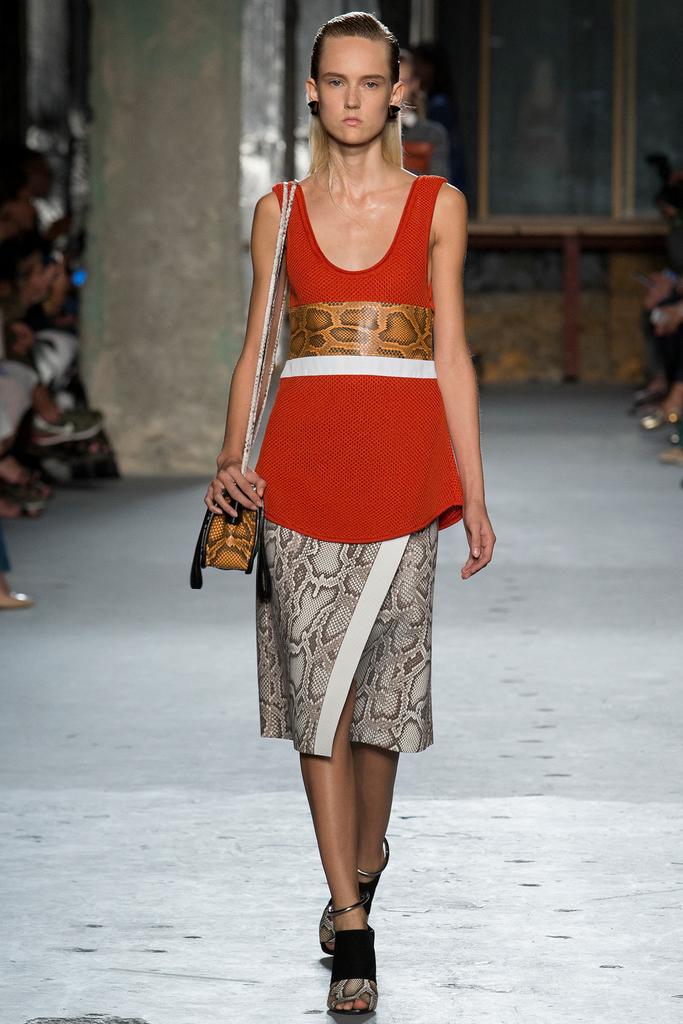 Look 23 of 39