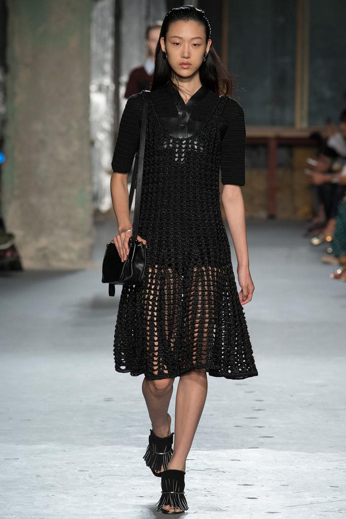 Look 27 of 39