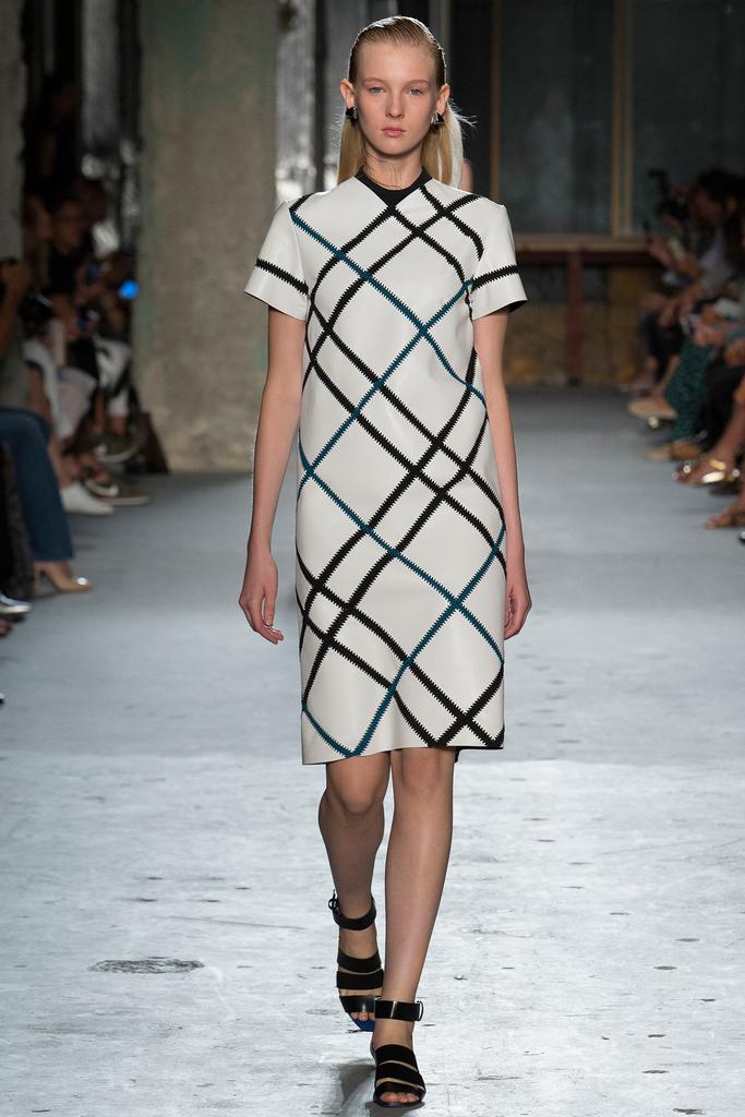 Look 33 of 39