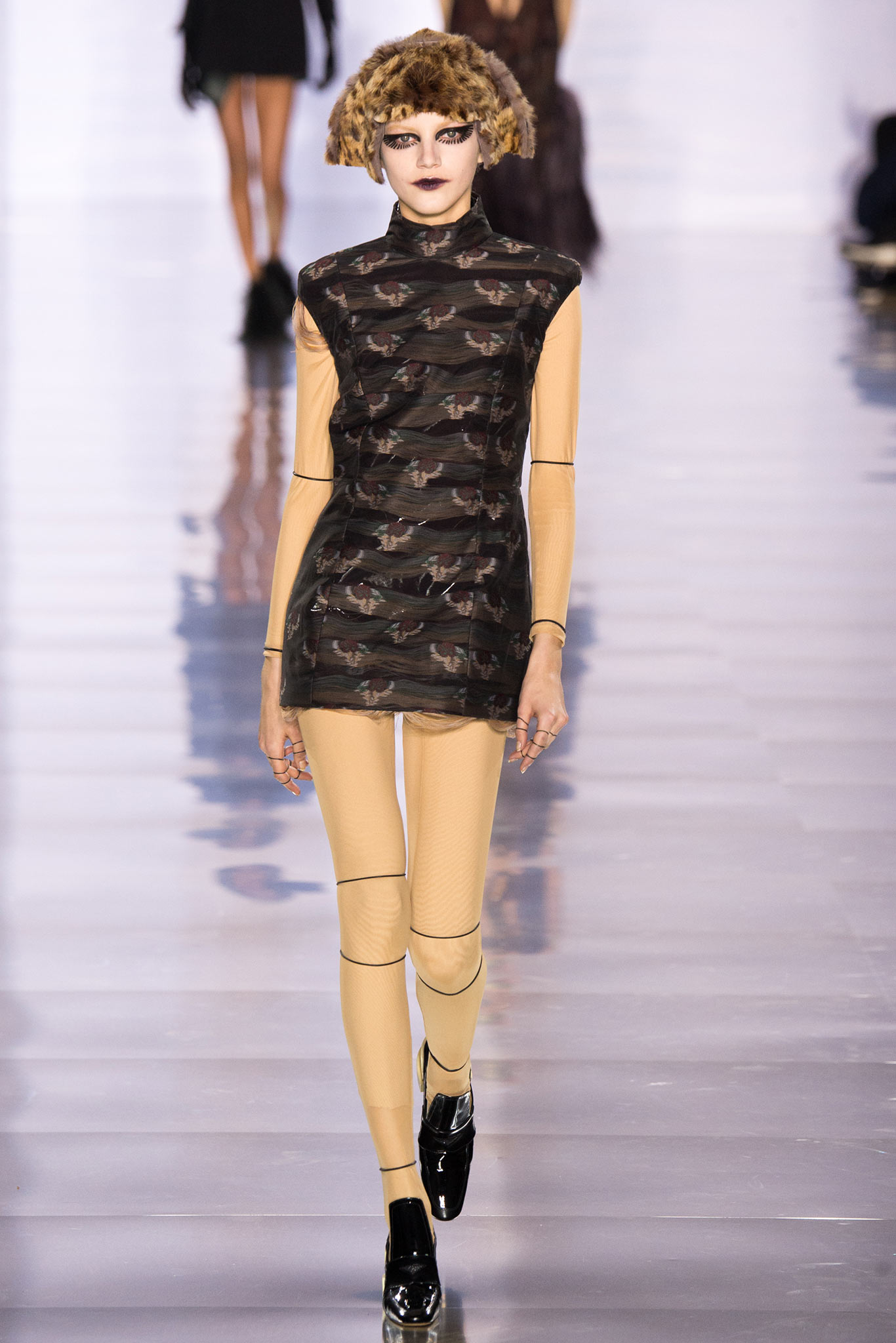 Look 15 of 30