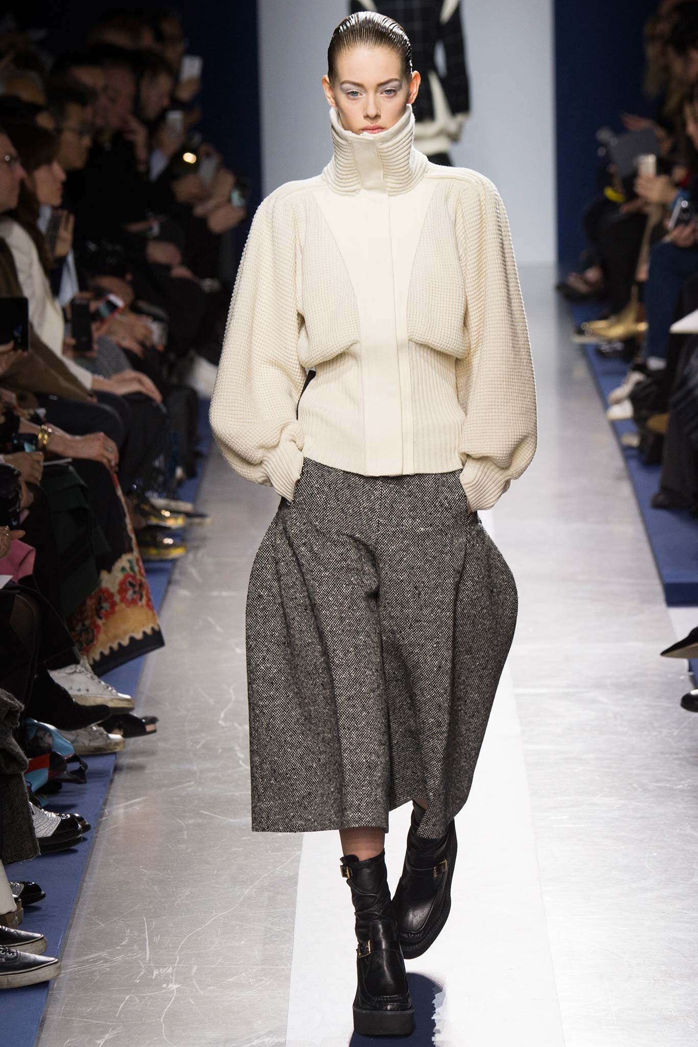 Look 24 of 41