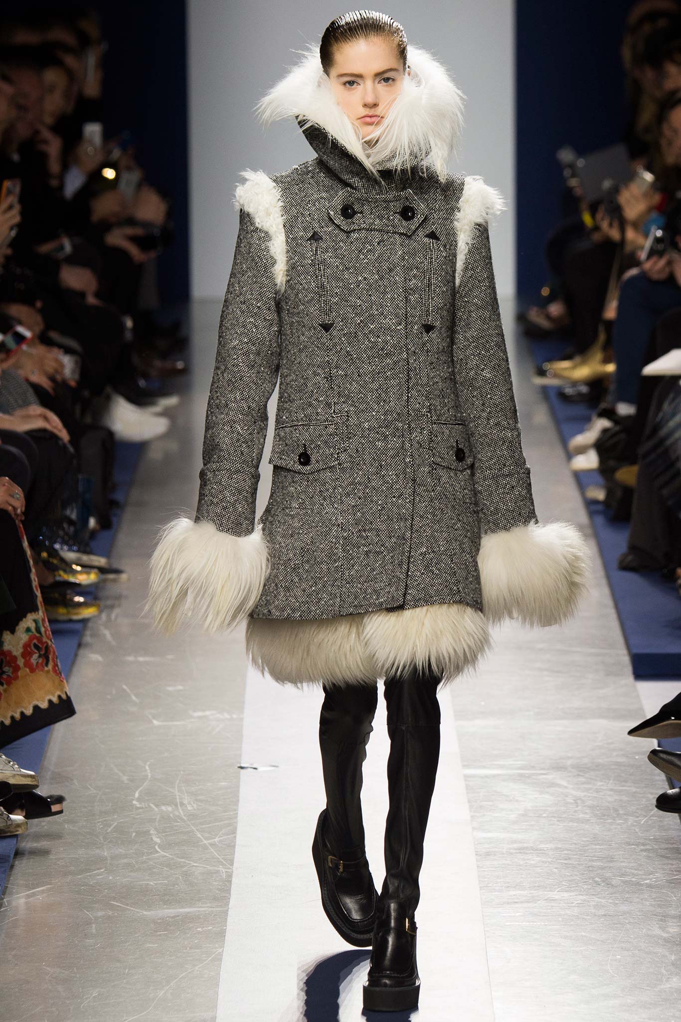 Look 25 of 41