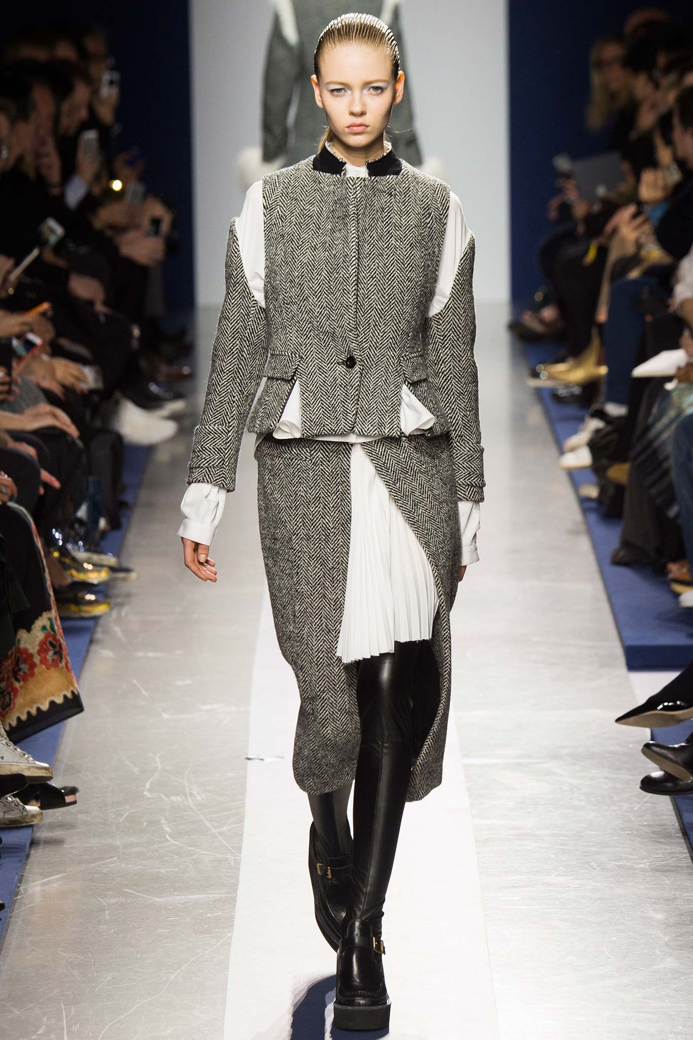 Look 28 of 41