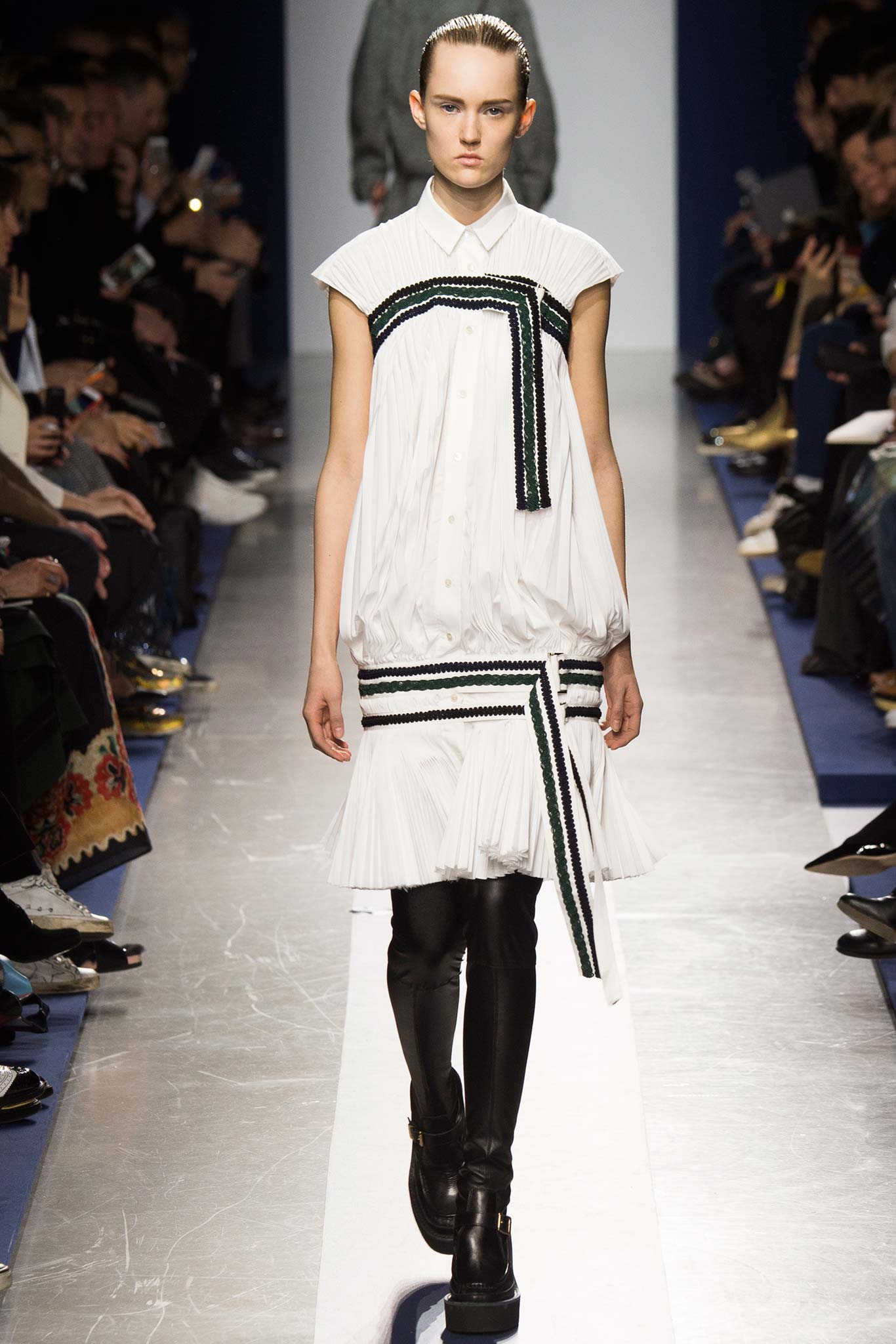 Look 30 of 41